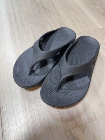 OOFOS 블랙 비치 샌들