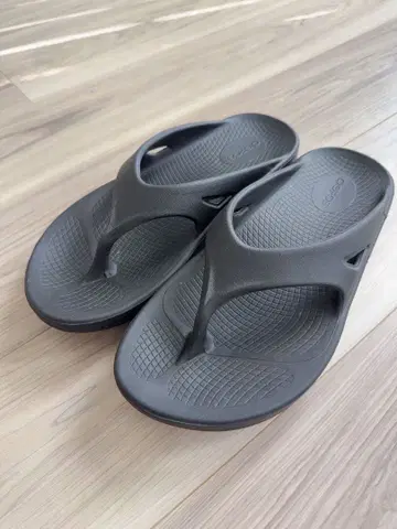 [가격 인하됨] OOFOS 블랙 비치 샌들 24.5cm