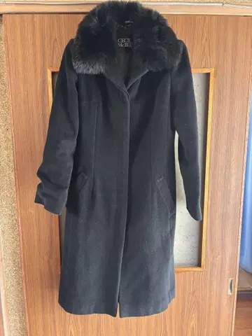 CECI McBEE 블랙 퍼 부착 롱 코트