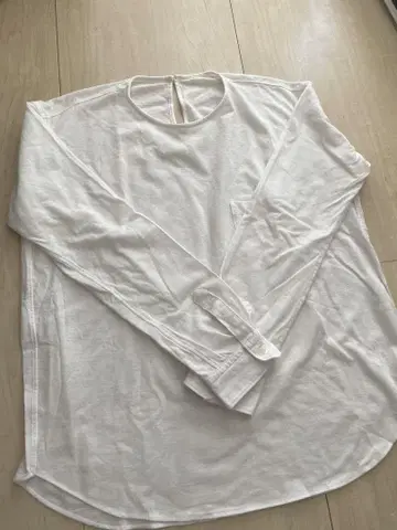 고쉬 포켓 부착 블라우스