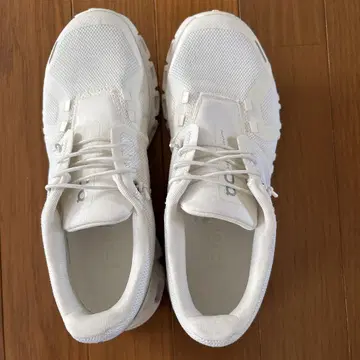 On 화이트 러닝화
