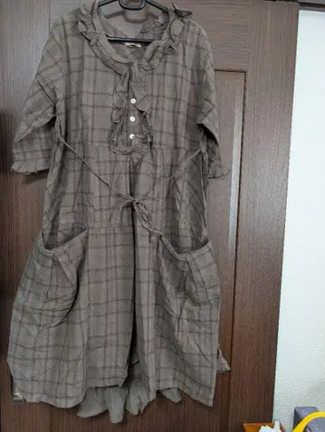 브라운 계열 체크 프릴 원피스