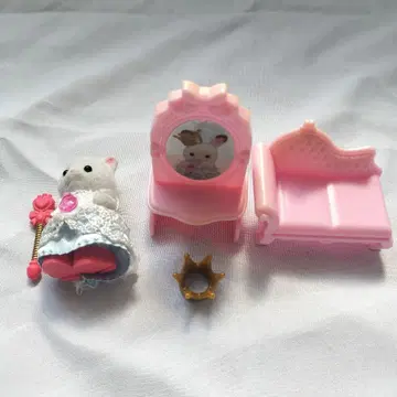 페르시안 고양이 아기 프린세스와 멋진 마차 왕관 카우치 소파 화장대