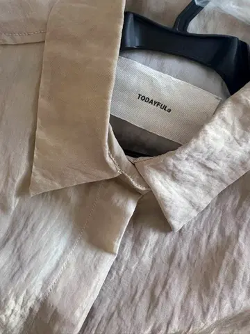 TODAYFUL 주름 가공 베이지 긴팔 셔츠