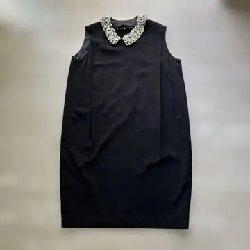 쿠르르발브 비즈 카라 부착 슬리브리스 무릎 기장 원피스