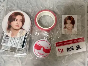 INI XQUARE 캡슐 토이 캔뱃지 세트