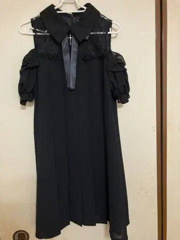 앙크루즈 오프숄더 무릎 기장 원피스