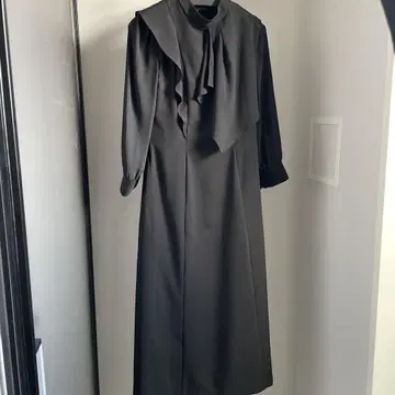 블랙 프릴 하이넥 원피스 수트