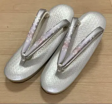 실버 꽃 무늬 조리 합성 피혁