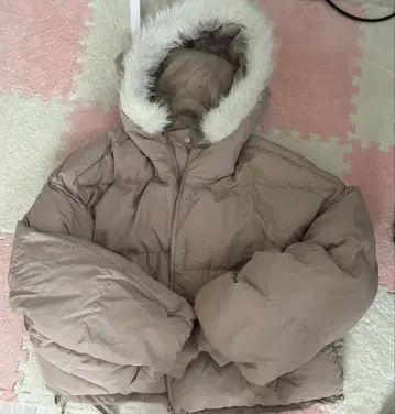 퍼 달린 베이지 다운 자켓