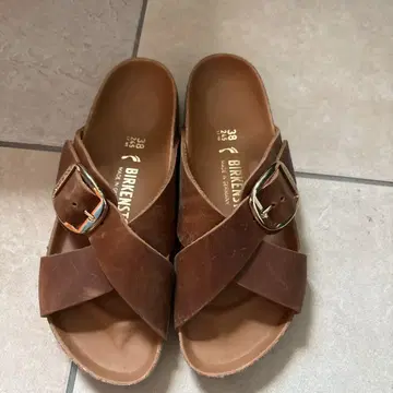 BIRKENSTOCK 브라운 크로스 스트랩 샌들 38