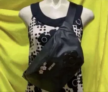 MARY QUANT 블랙 바디백
