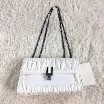 화이트 퀼팅 숄더백