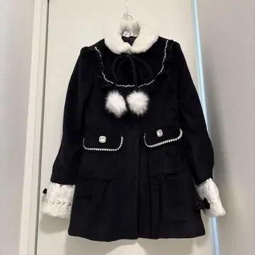 퍼 달린 블랙 코트