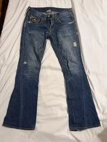 TRUE RELIGION 조이 빅 티 플레어 데님