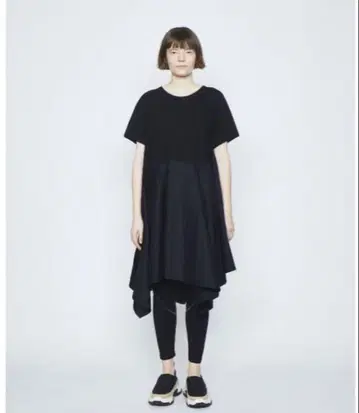 고무/비대칭 밑단 블랙 원피스