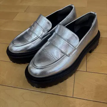 아메리칸 홀릭 새상품급 실버 통굽 로퍼
