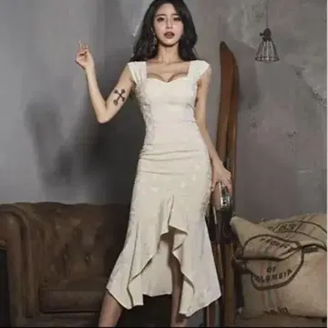 GRAXIA 그라시아 크림색 타이트 핏 머메이드 드레스