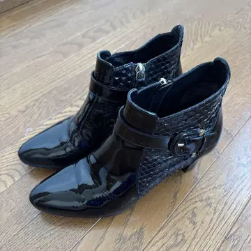 DINO BUCCIONI 블랙 앵클부츠 광택 마감