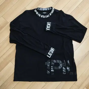 1PIU1UGUALE3 RELAX 와이드 넥 로고 긴팔 T셔츠