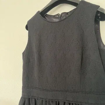 calian boutique 블랙 슬리브리스 무릎 기장 원피스