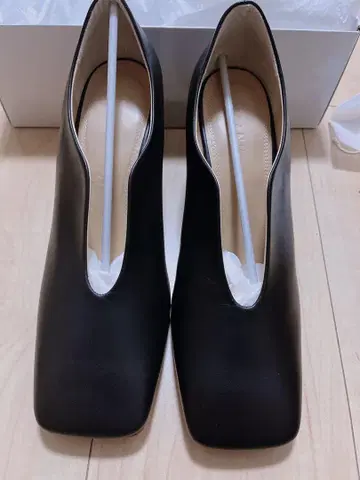 CLANE WAVE SQUARE PUMPS