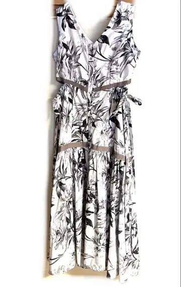 herlipto Floral Cut-Out Long Dre