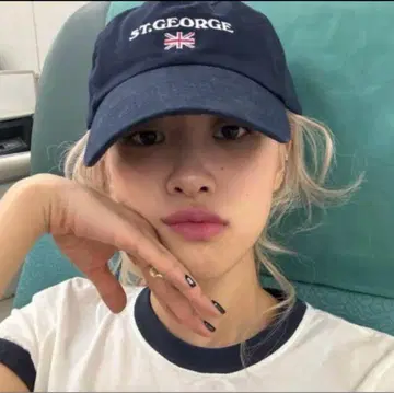Brandy Melville 캡 로제 착용