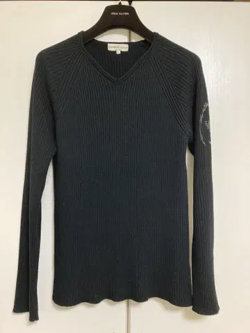 엠포리오 아르마니 V넥 리브 편직 스웨터