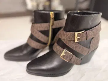 MICHAEL KORS 블랙 가죽 스트랩 부츠