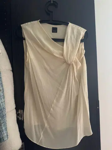 PINKO 크림색 슬리브리스 셔츠