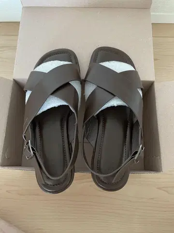 브라운 크로스 스트랩 샌들