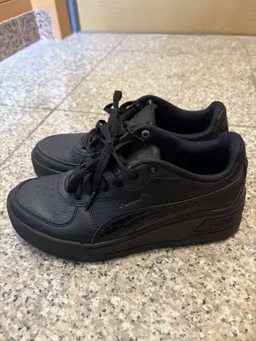 Puma 블랙 스니커즈