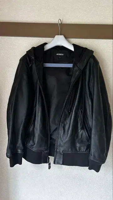 AVIREX 블랙 후드 부착 가죽 자켓