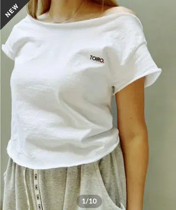 새상품 TOIRO.embroideru 오프숄더 티