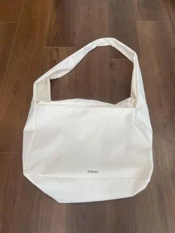 emmi 화이트 숄더백