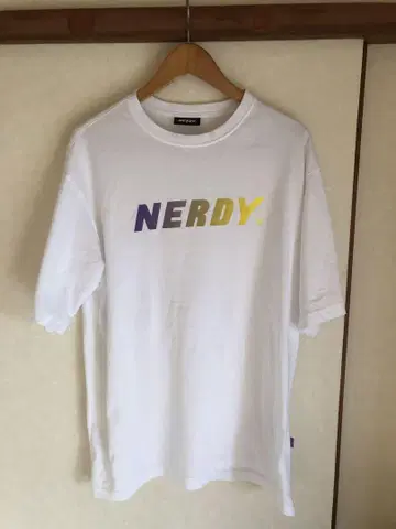 NERDY 화이트 T셔츠 L 사이즈