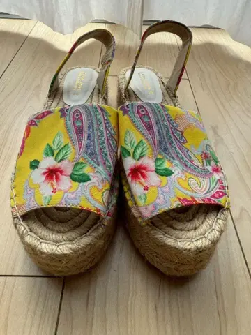 ZARA HOME Beach Collection 꽃무늬 샌들