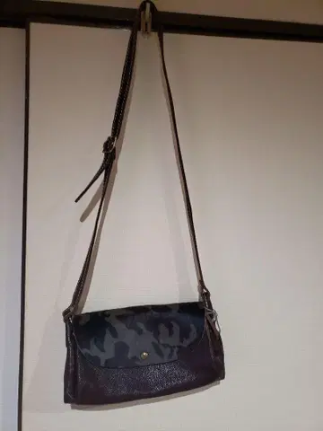 카모 패턴 가죽 숄더백 송치