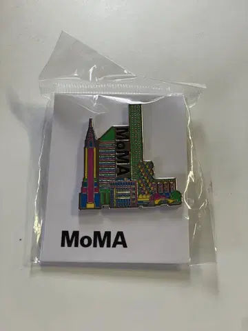 MoMA 스카이라인 핀 배지