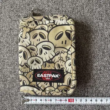 EASTPAK 스컬 패턴 이단 접이식 지갑