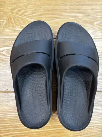 Oofos 블랙 통굽 샌들
