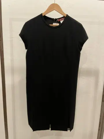 블랙 반팔 무릎 기장 원피스