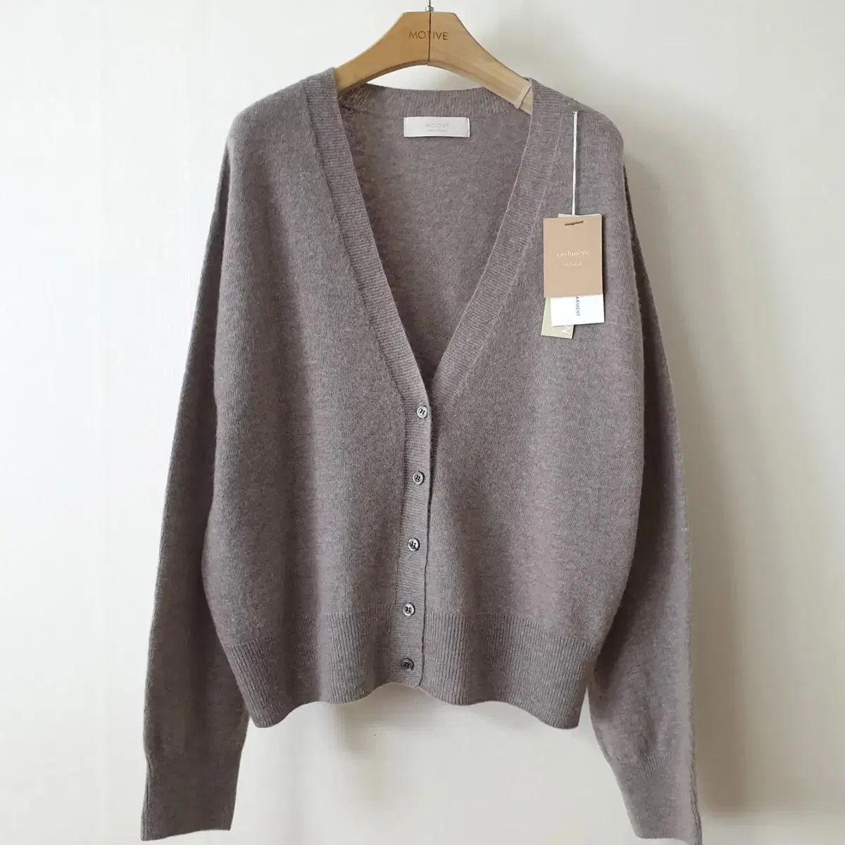 New Product) Motive Cashmere Whole Garment V-neck Knit Cardigan 