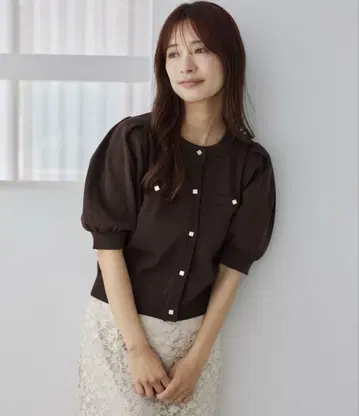 mysty woman 메탈 버튼 퍼프 슬리브 가디건 브라운