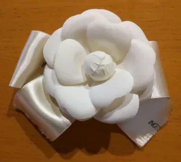 화이트 꽃 브로치 리본 포함 INGEBORG