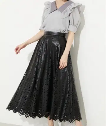 택 포함 새상품 리엔다 컷워크 인조 가죽 플레어 스커트 꽃무늬 완판템