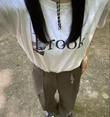 Brook 프린트 그레이 T셔츠