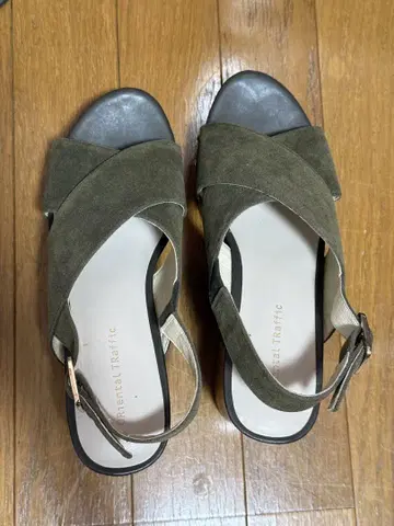 올리브 그린 스웨이드 크로스 스트랩 샌들
