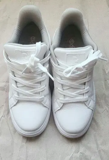 화이트 선 채로 쏙 신을 수 있는 스니커즈 22.5cm